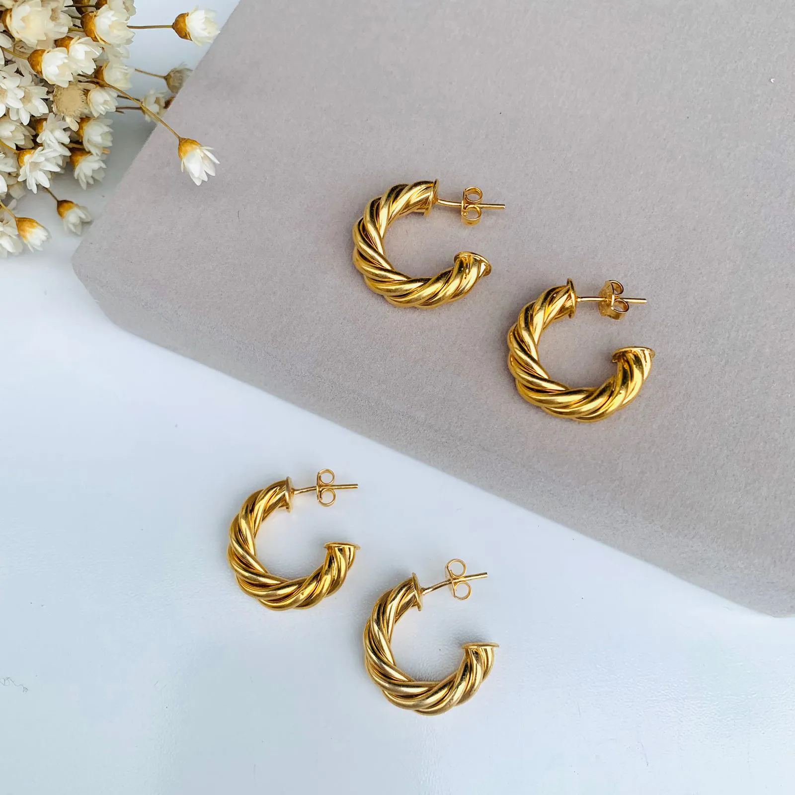 Brinco Argola Torcida Banho Ouro - Imagem 2